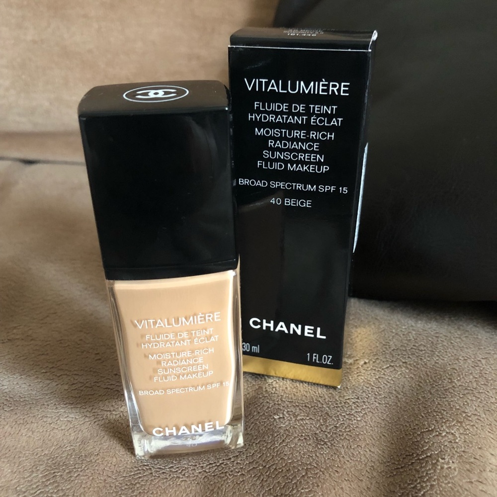 Chanel VitaLumiere Foundation (40 beige)